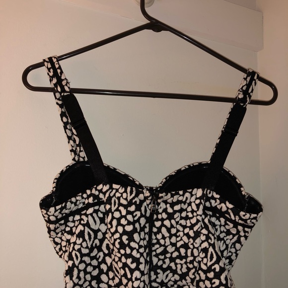 GUESS Women's B&W Leopard Print Peplum Bustier Top - Picture 3 of 4